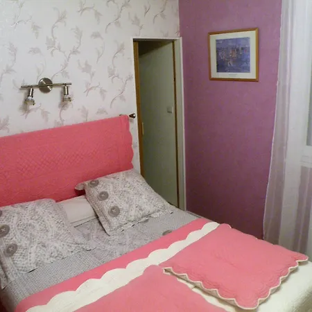 Pavillon Avec Cheminee Et Balcon, Dans Un Village Fleuri Et Calme - Fr-1-585-120 Bed and Breakfast